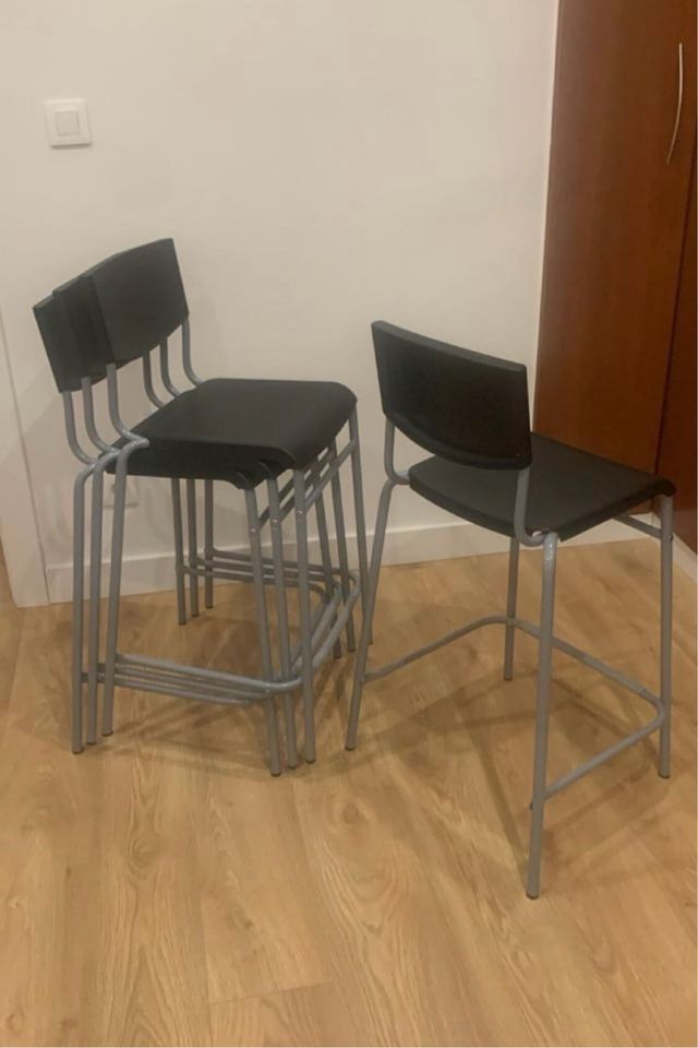 Taburetes de isla negros y grises