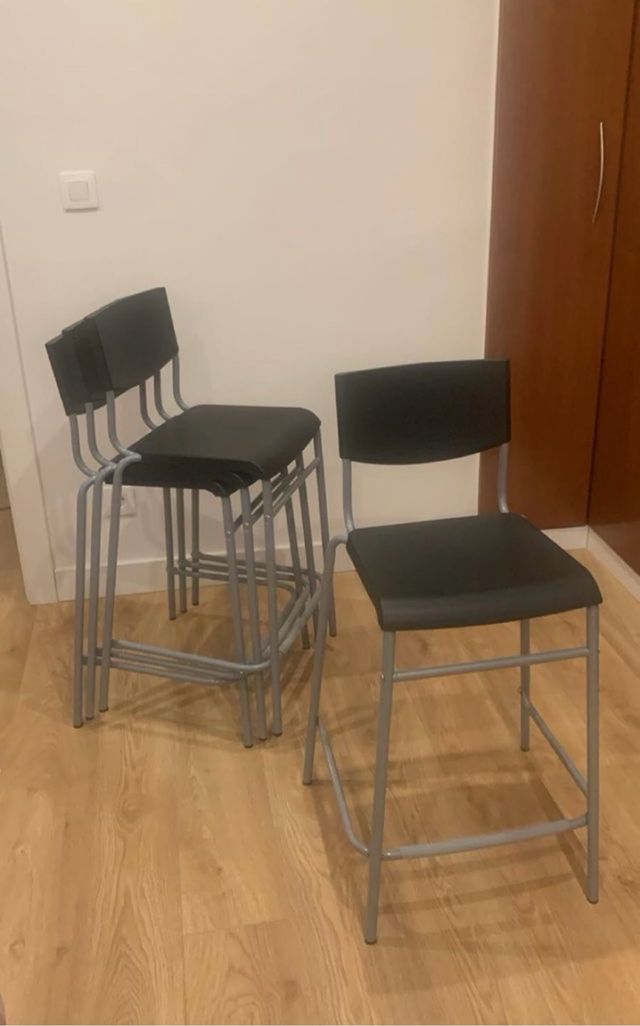 Taburetes de isla negros y grises