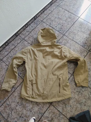 Gabardina beige con capucha