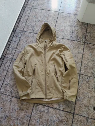 Gabardina beige con capucha