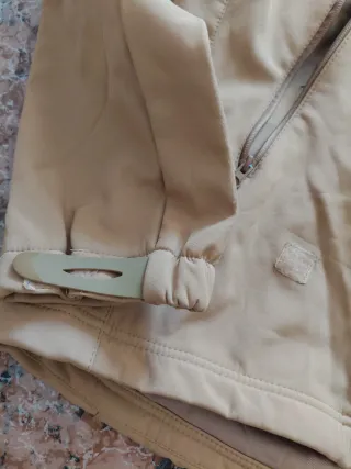 Gabardina beige con capucha