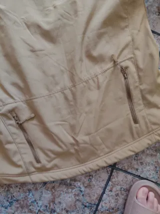 Gabardina beige con capucha