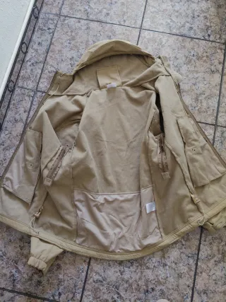 Gabardina beige con capucha