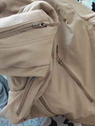 Gabardina beige con capucha