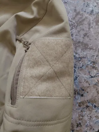 Gabardina beige con capucha