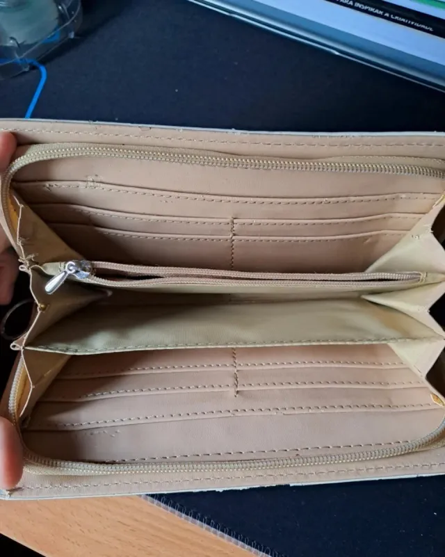 Carteira LOVE'S branca e dourada