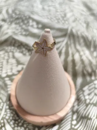 Anillo dorado con estrella marina blanca