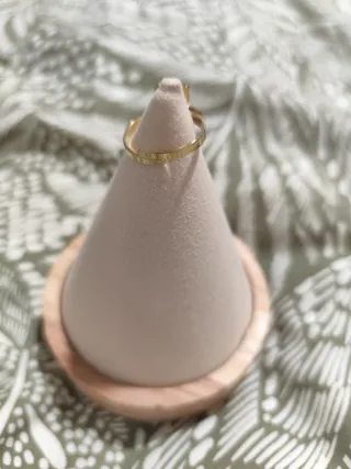 Anillo dorado con estrella marina blanca