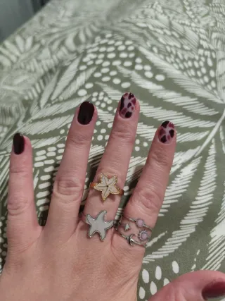 Anillo dorado con estrella marina blanca