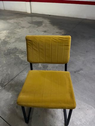 Sillas de terciopelo amarillo