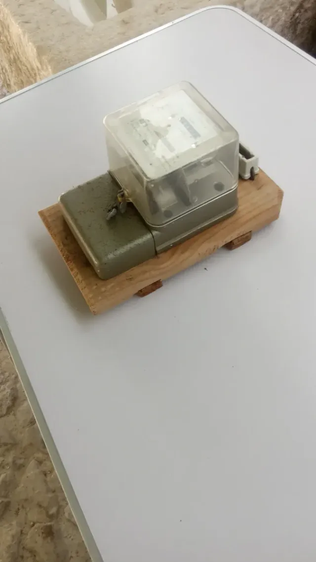 Contador de luz antiguo AEG