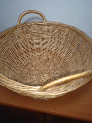 Cesta artesanal de mimbre