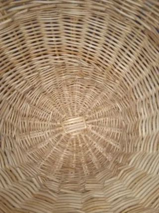 Cesta artesanal de mimbre