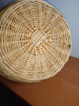 Cesta artesanal de mimbre