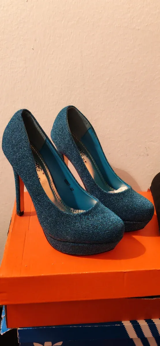 Zapatos de tacón azul brillante talla 37