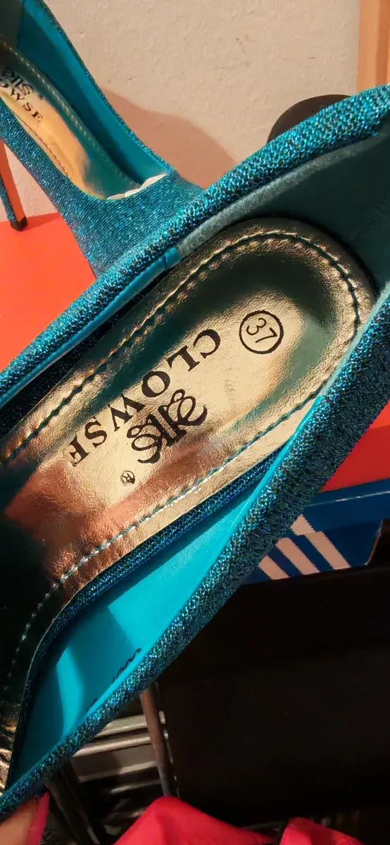 Zapatos de tacón azul brillante talla 37