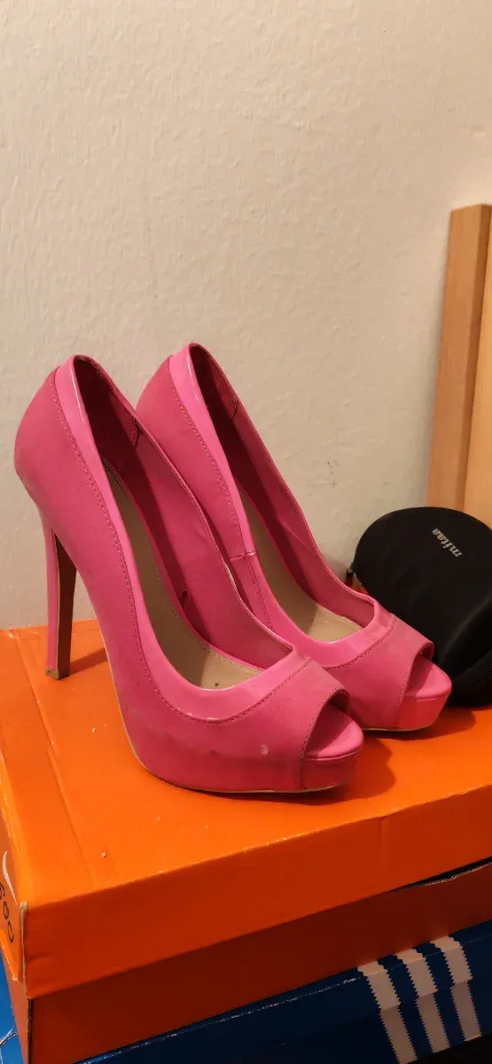 Zapatos de tacón rosa peep toe