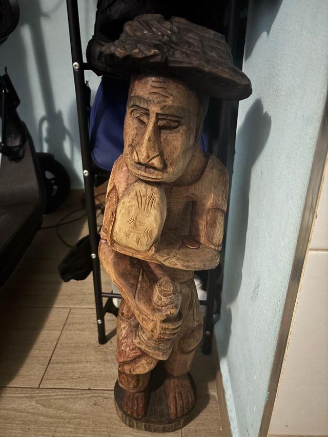 Figura africana tallada a mano
