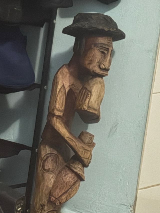 Figura africana tallada a mano