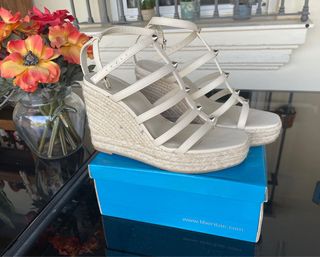 Sandalias cuña esparto beige tachuelas