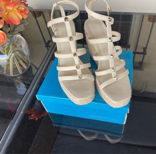 Sandalias cuña esparto beige tachuelas