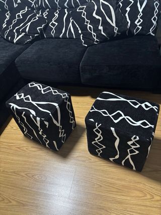 Original Sofá Cheslong Negro con Diseño Blanco