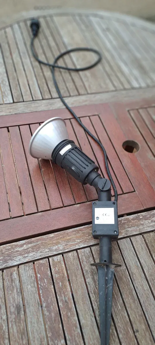 Lámpara exterior verde con cable