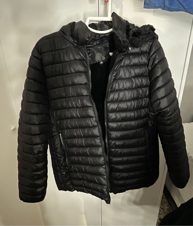 Chaqueta de invierno negra con capucha
