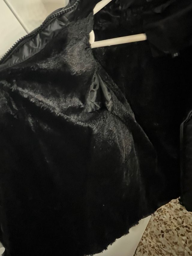 Chaqueta de invierno negra con capucha