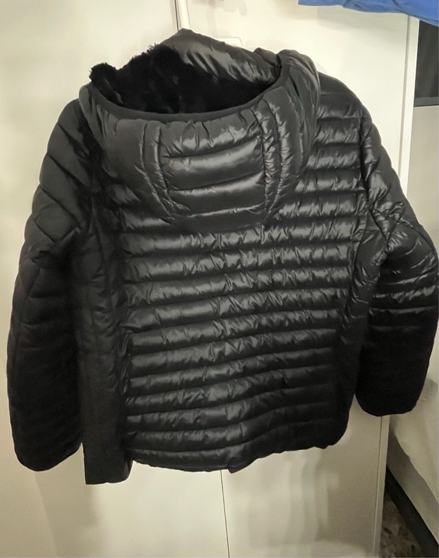 Chaqueta de invierno negra con capucha