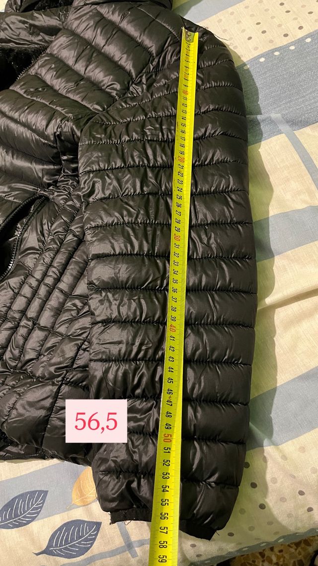 Chaqueta de invierno negra con capucha