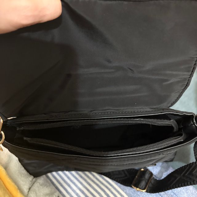 Bolso negro acolchado con detalles dorados