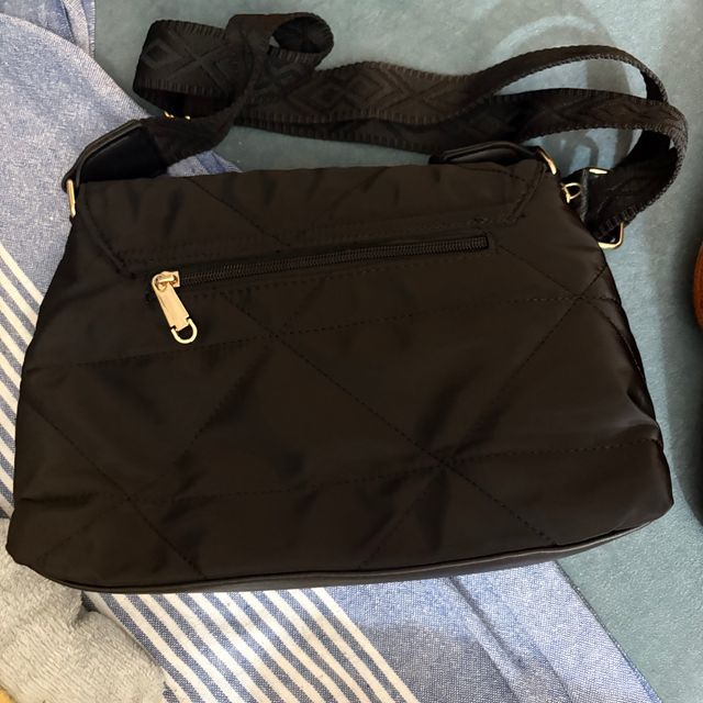 Bolso negro acolchado con detalles dorados