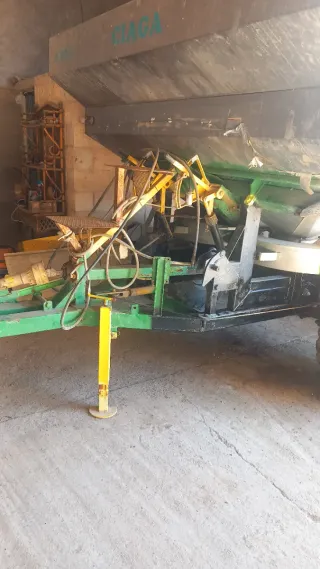 Abonadora arrastrada CIAGA 4.000 kilos