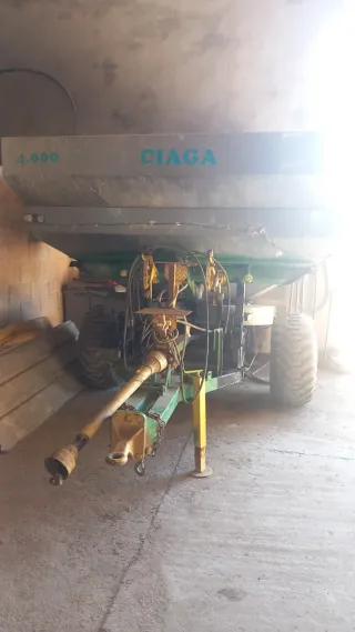 Abonadora arrastrada CIAGA 4.000 kilos