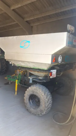 Abonadora arrastrada CIAGA 4.000 kilos