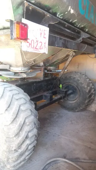 Abonadora arrastrada CIAGA 4.000 kilos