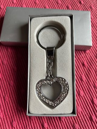 Portachiavi in metallo a forma di cuore constrass