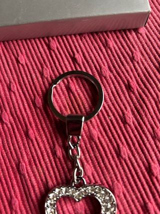 Portachiavi in metallo a forma di cuore constrass