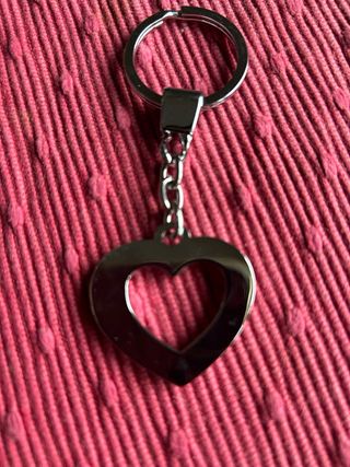 Portachiavi in metallo a forma di cuore constrass