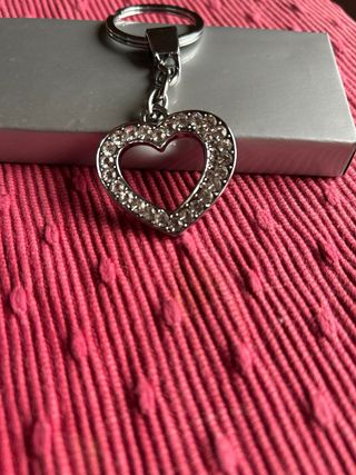 Portachiavi in metallo a forma di cuore constrass