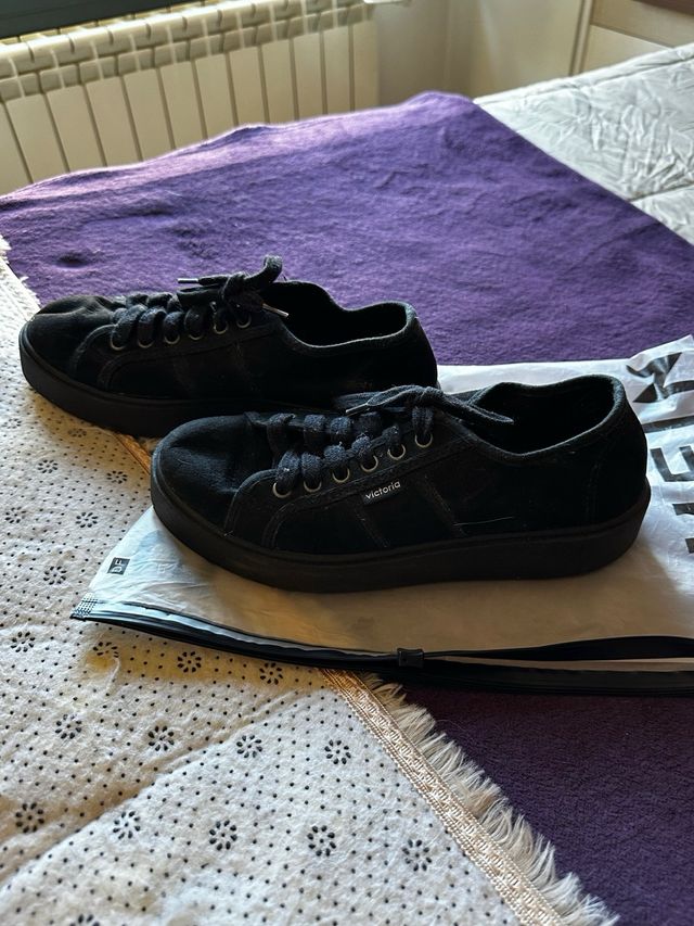 Zapatillas Victoria Negras Aterciopeladas Talla 38