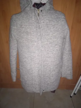 Abrigo gris con capucha