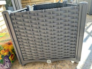 Jardinera grande imitación ratán.