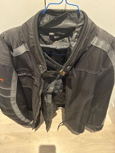 Chaqueta de moto negra con detalles grises,  XS