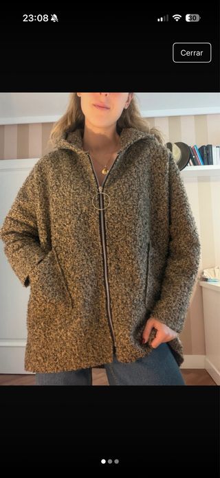 Abrigo pelo oversize beige y marrón