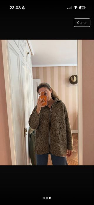 Abrigo pelo oversize beige y marrón