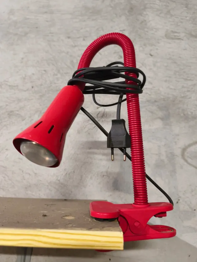 Lámpara flexo roja con pinza