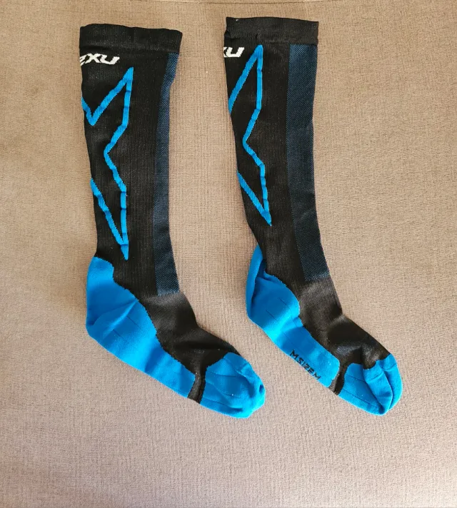 Camisetas pantalones y medias deporte.