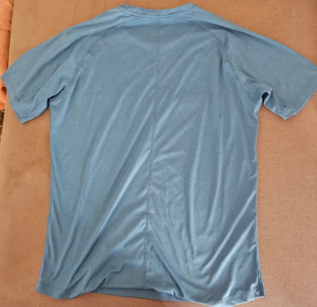 Camisetas pantalones y medias deporte.